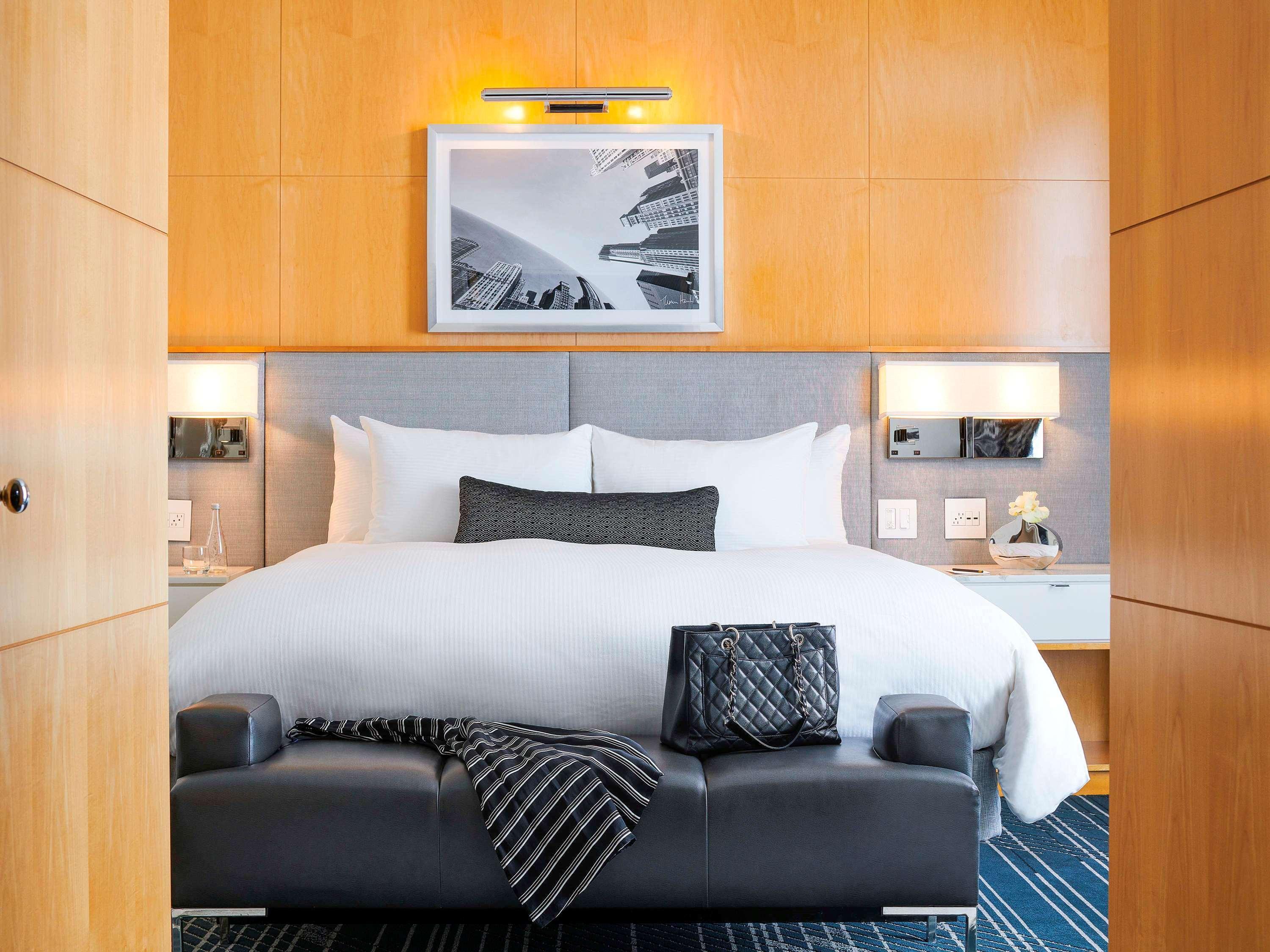 Sofitel Chicago Magnificent Mile Hotell Eksteriør bilde A bedroom at the Mandarin Oriental, Washington DC