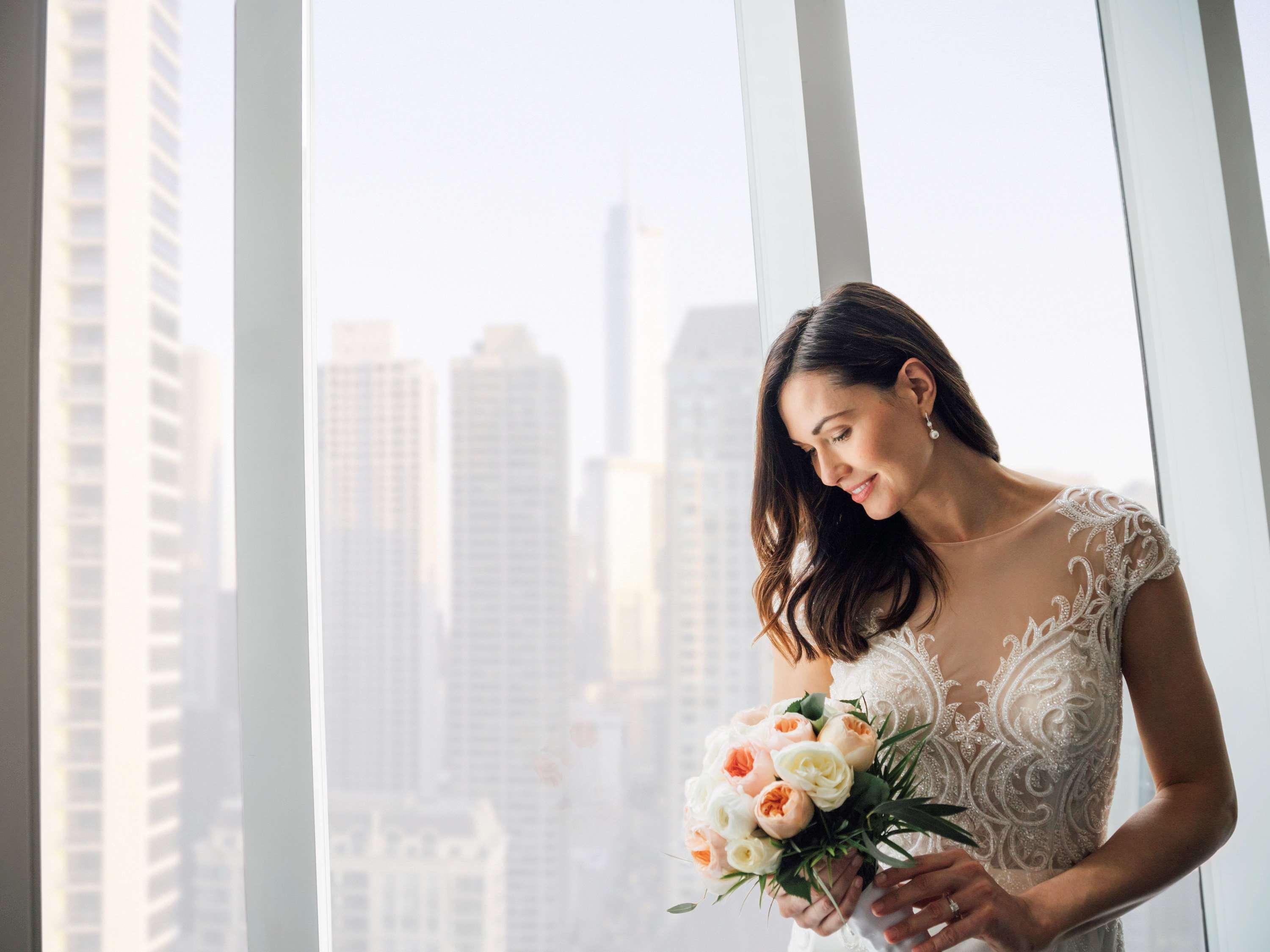 Sofitel Chicago Magnificent Mile Hotell Eksteriør bilde A bride in a wedding dress