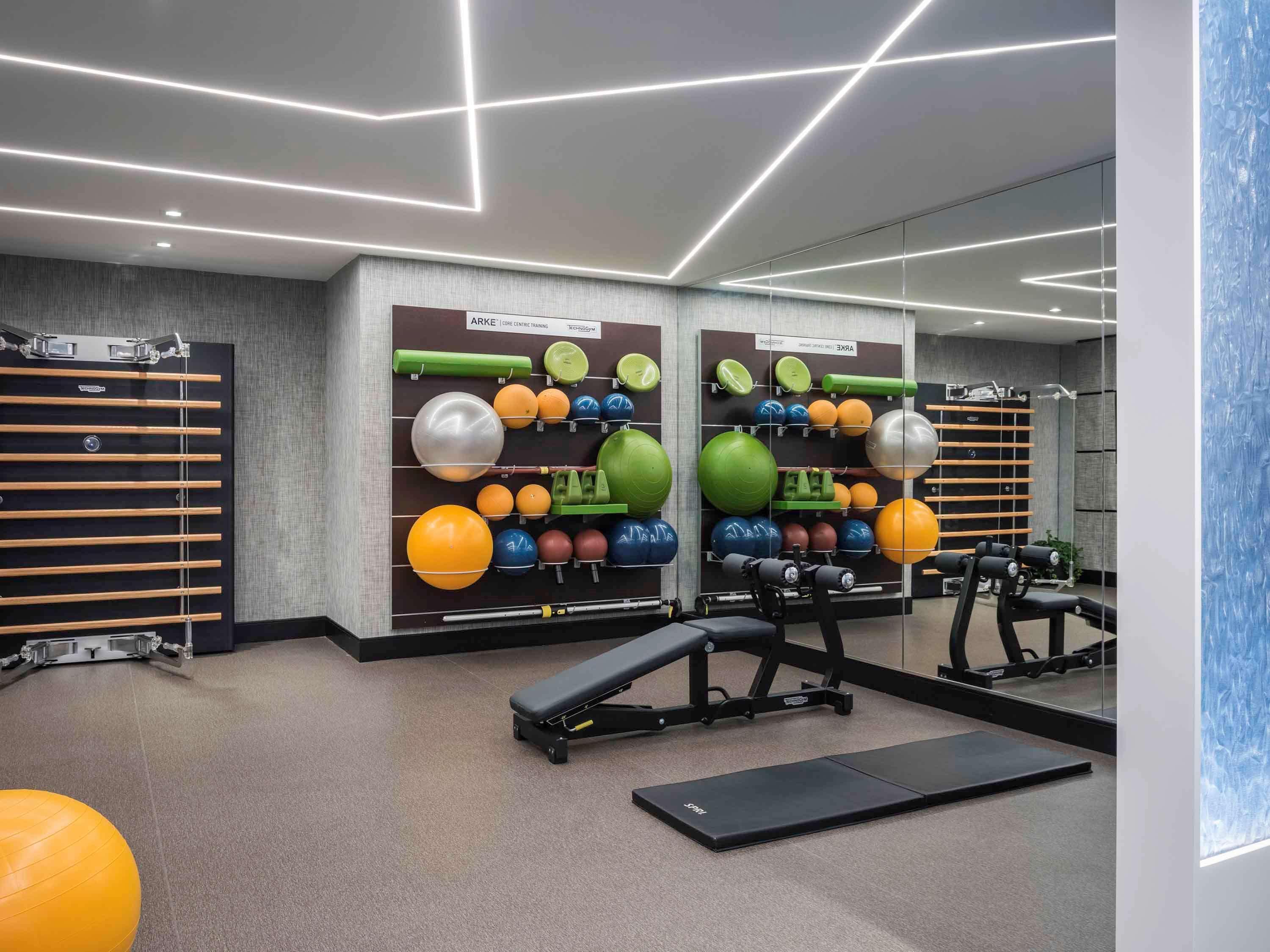 Sofitel Chicago Magnificent Mile Hotell Eksteriør bilde The gym at the 100 East 53rd Street building