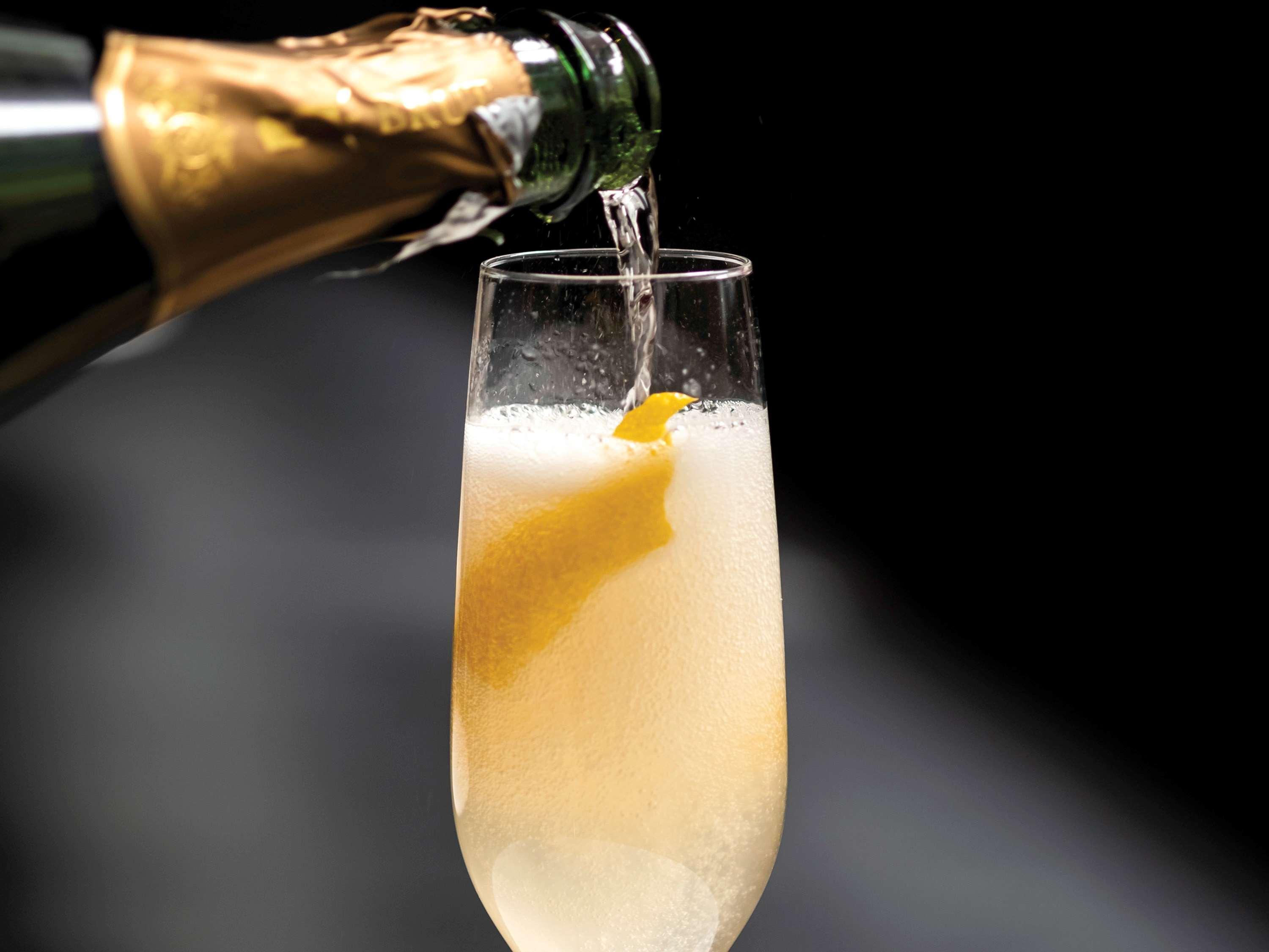 Sofitel Chicago Magnificent Mile Hotell Eksteriør bilde Champagne being poured