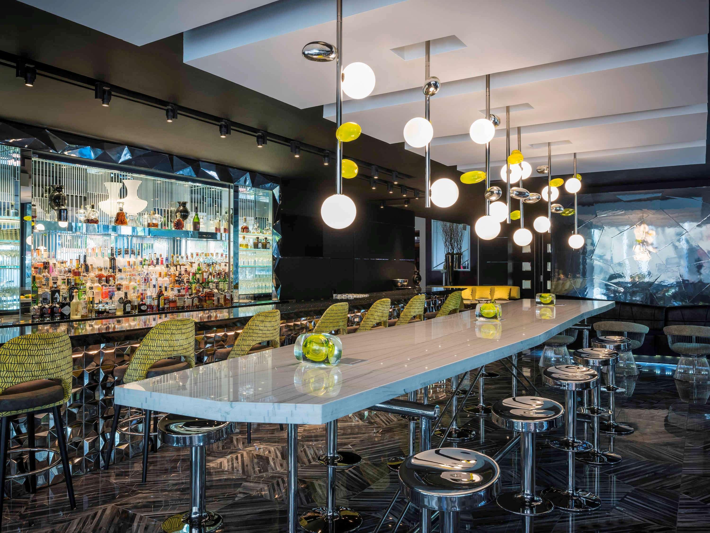 Sofitel Chicago Magnificent Mile Hotell Eksteriør bilde The bar at the 2012-opened lounge