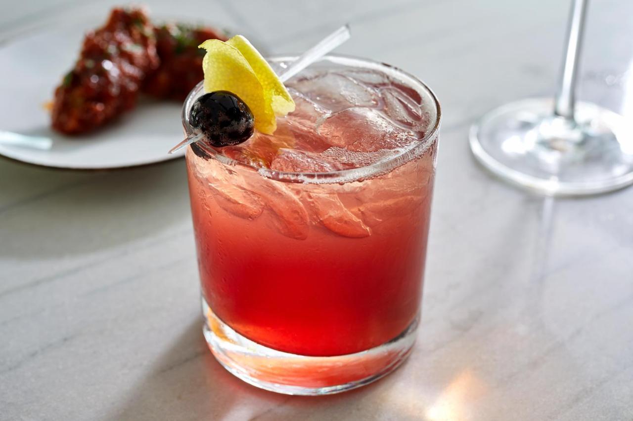 Sofitel Chicago Magnificent Mile Hotell Eksteriør bilde A Clover Club cocktail