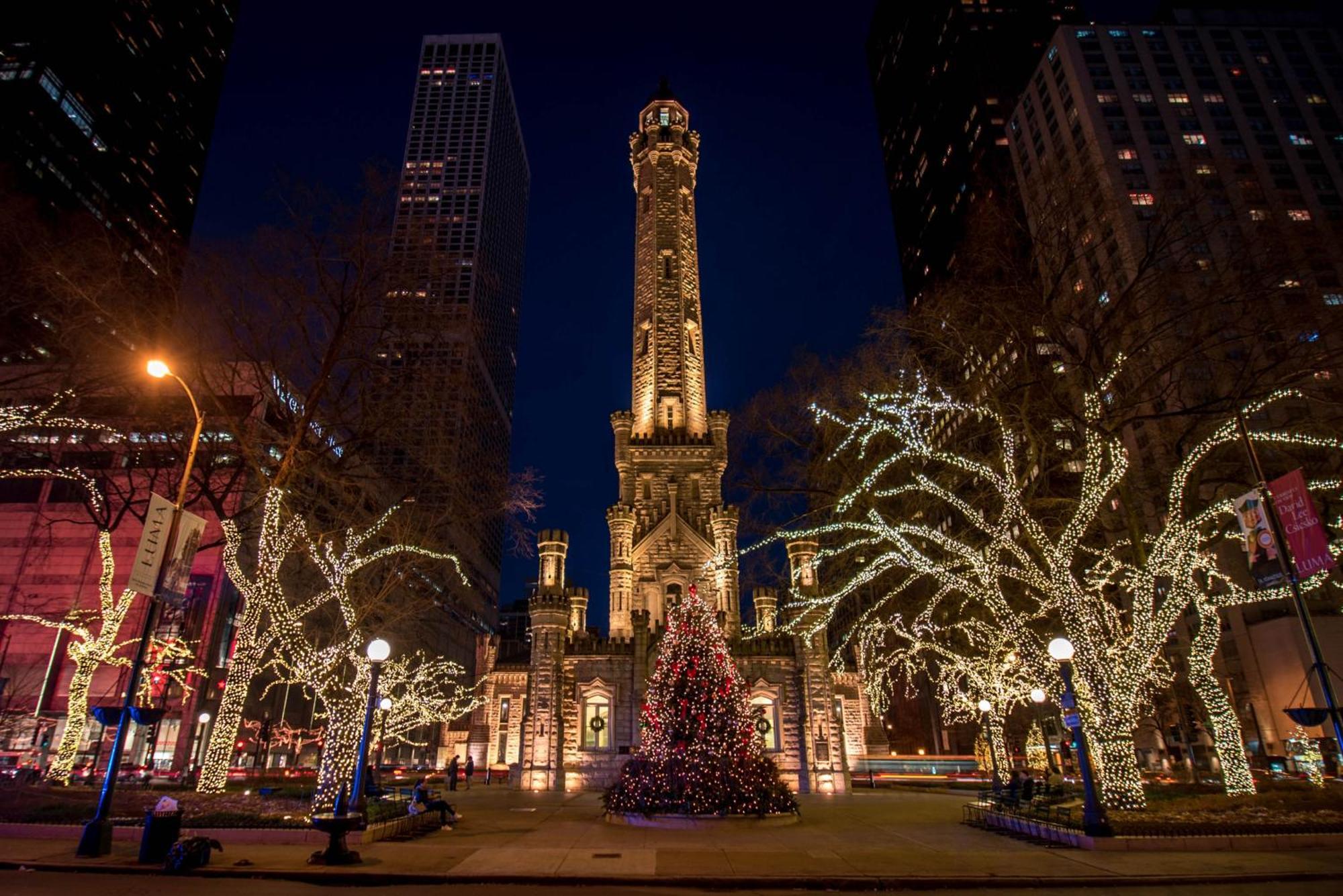Sofitel Chicago Magnificent Mile Hotell Eksteriør bilde The Chicago Water Tower at Christmas