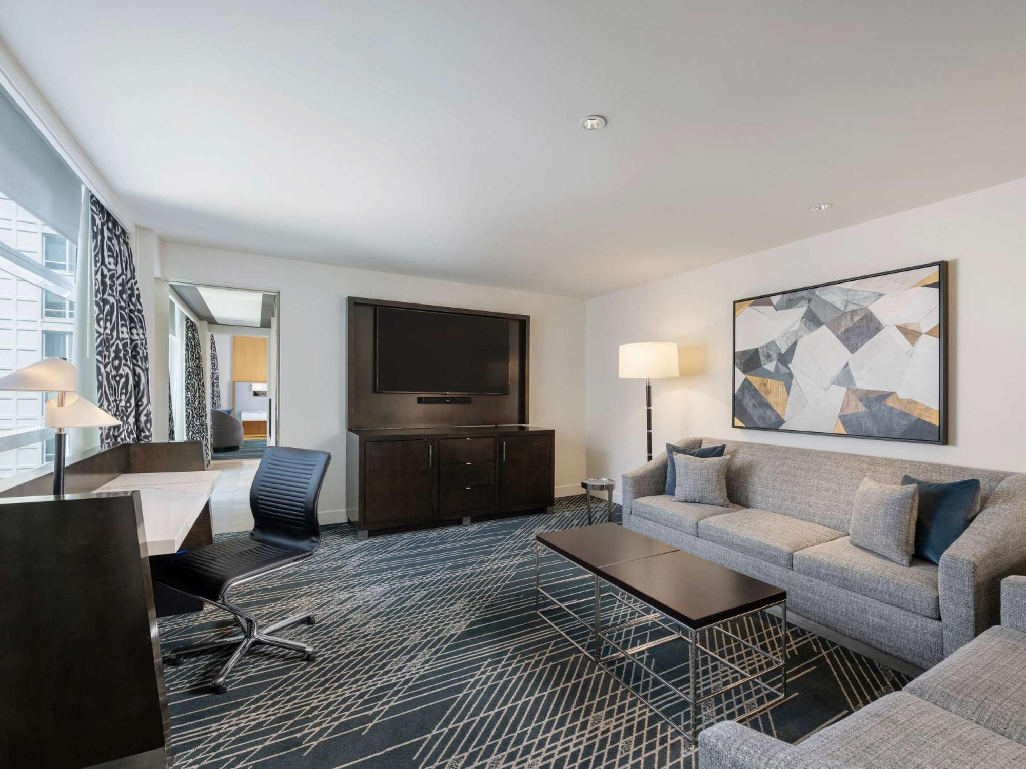 Sofitel Chicago Magnificent Mile Hotell Eksteriør bilde Living room of a suite at the Hilton San Francisco Union Square