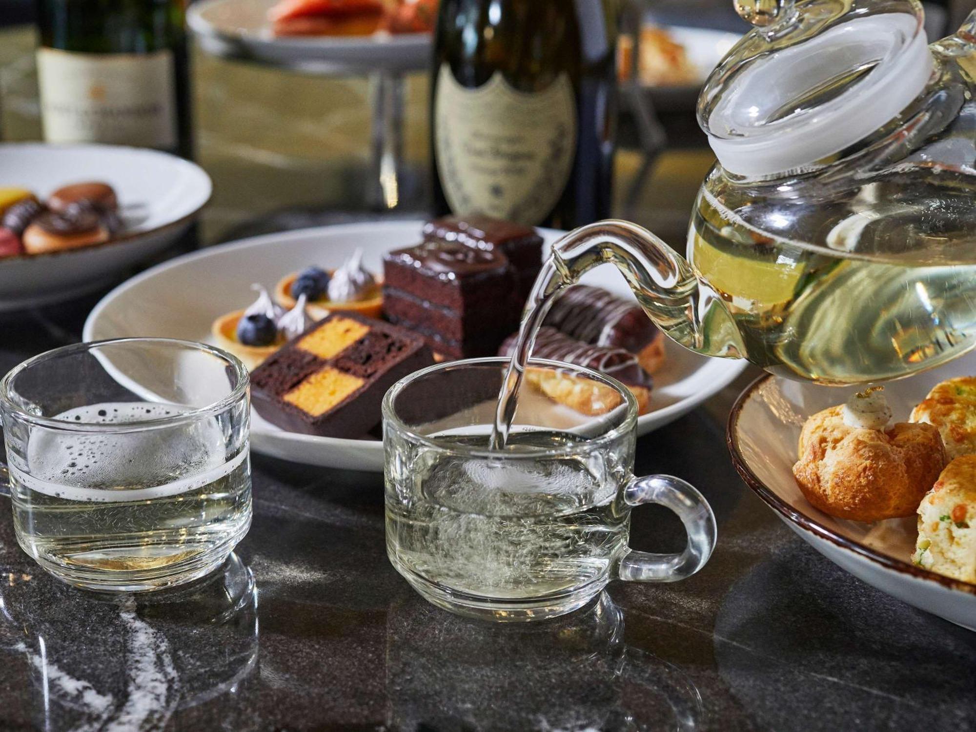 Sofitel Chicago Magnificent Mile Hotell Eksteriør bilde A glass of Champagne being poured