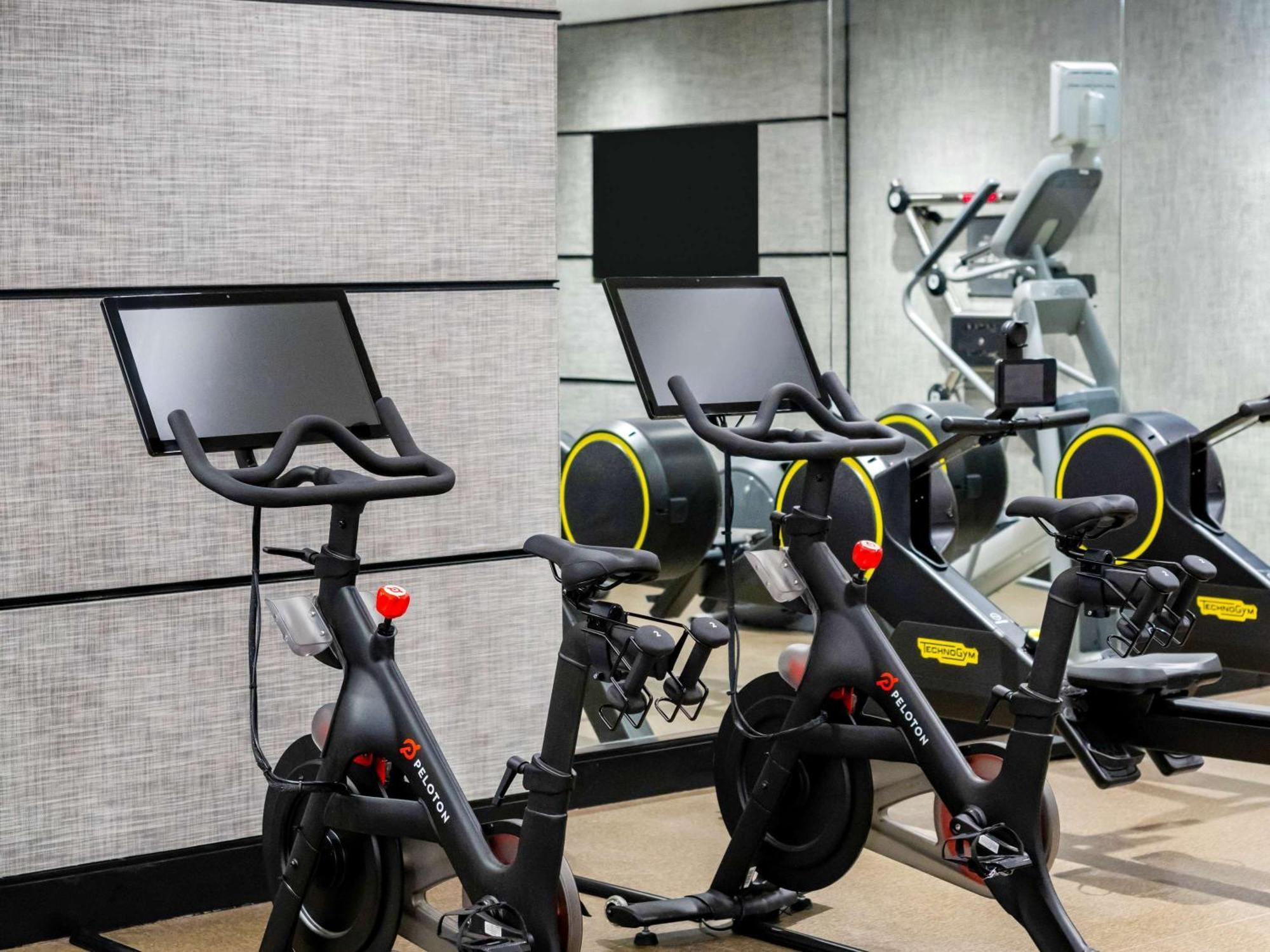 Sofitel Chicago Magnificent Mile Hotell Eksteriør bilde Peloton stationary bicycles